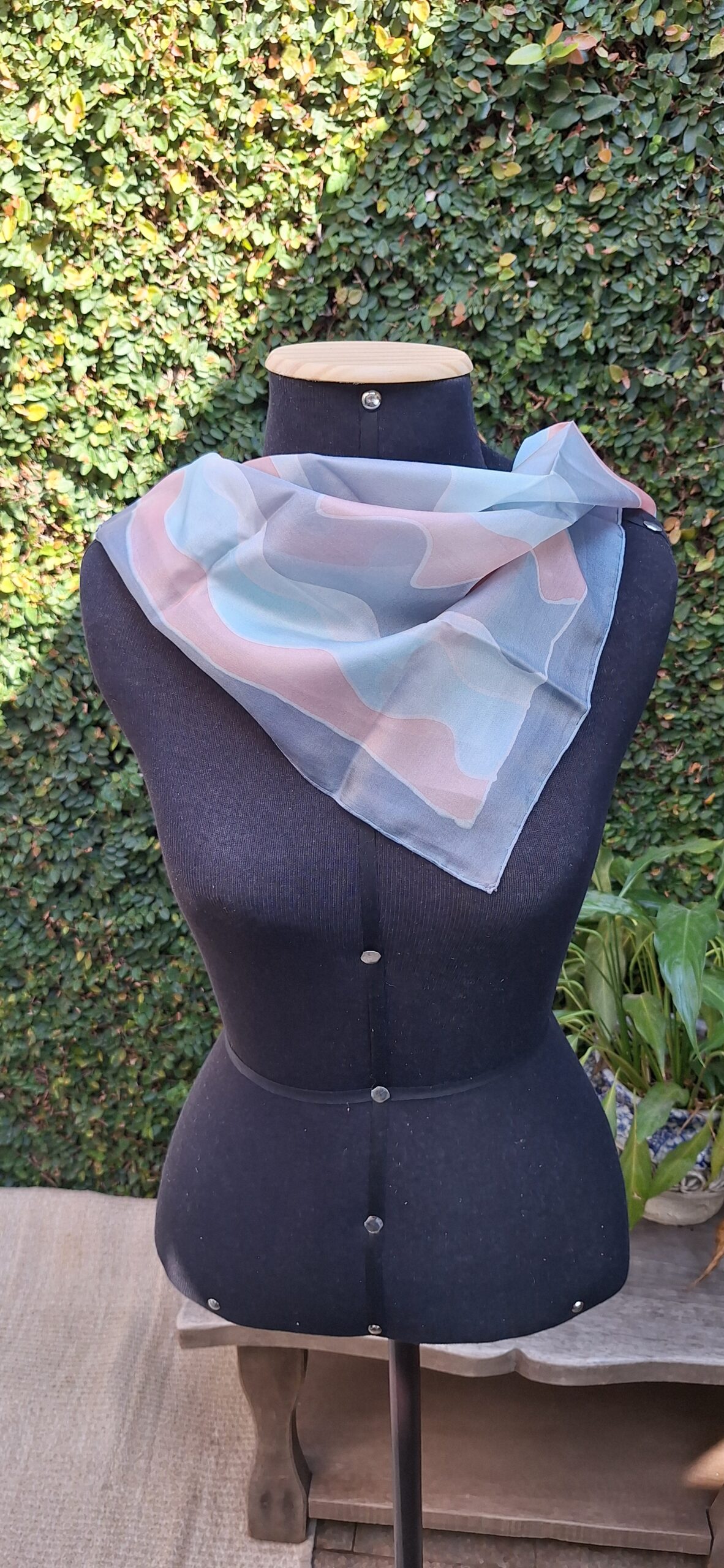 Lenço “Brisa de Rosas” – Seda Pura 50x50cm