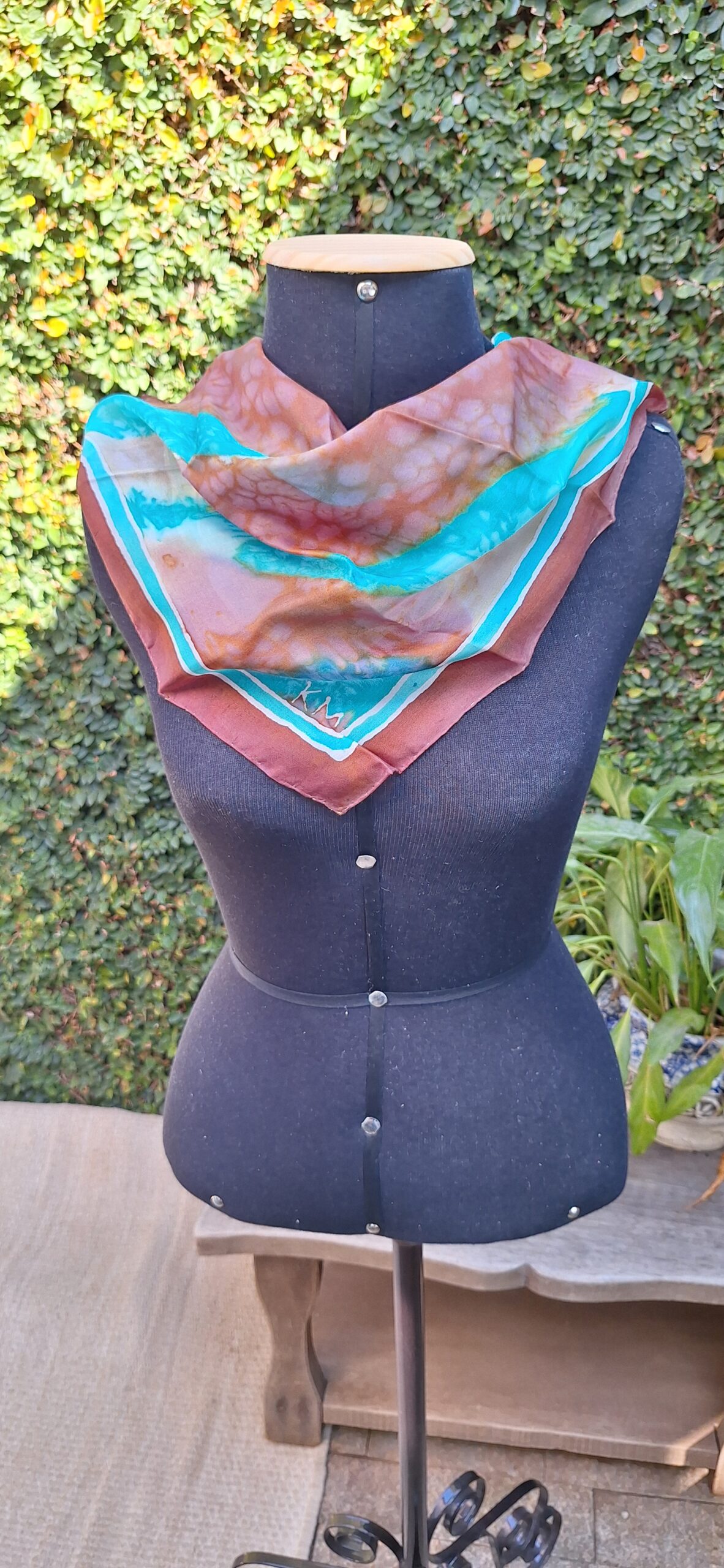 Lenço “Horizonte Mineral” – Seda Pura 50x50cm
